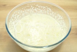 Шарлотка с творогом и яблоками