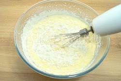 Шарлотка с творогом и яблоками