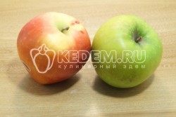 Шарлотка с творогом и яблоками