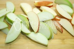 Шарлотка с творогом и яблоками