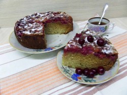 название картинки Шарлотка с вишней и яблоками на простокваше