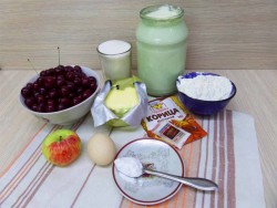 название картинки Шарлотка с вишней и яблоками на простокваше