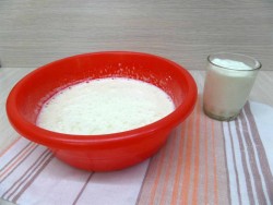 название картинки Шарлотка с вишней и яблоками на простокваше