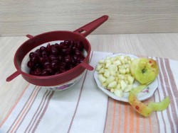 название картинки Шарлотка с вишней и яблоками на простокваше