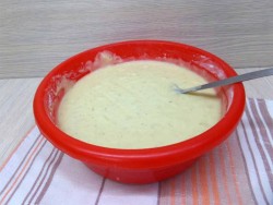 название картинки Шарлотка с вишней и яблоками на простокваше