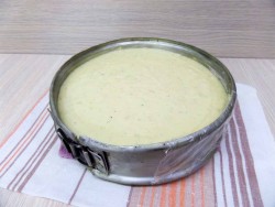 название картинки Шарлотка с вишней и яблоками на простокваше