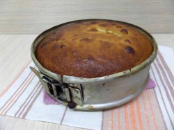 название картинки Шарлотка с вишней и яблоками на простокваше