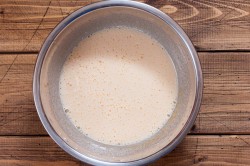 название картинки Шарлотка с яблоками на кефире в духовке пышная