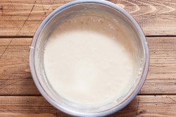 название картинки Шарлотка с яблоками на кефире в духовке пышная