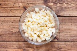 название картинки Шарлотка с яблоками на кефире в духовке пышная