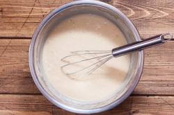 название картинки Шарлотка с яблоками на кефире в духовке пышная