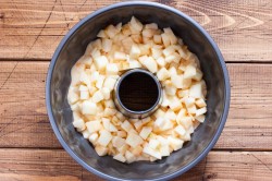 название картинки Шарлотка с яблоками на кефире в духовке пышная