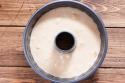 название картинки Шарлотка с яблоками на кефире в духовке пышная