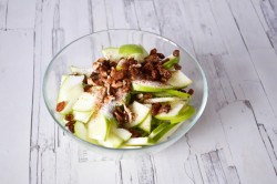 название картинки Шарлотка с яблоками в сметане в духовке