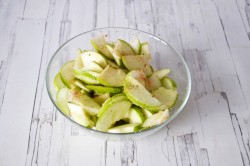 название картинки Шарлотка с яблоками в сметане в духовке