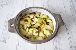 название картинки Шарлотка с яблоками в сметане в духовке