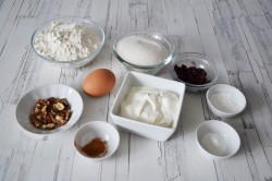 название картинки Шарлотка с яблоками в сметане в духовке