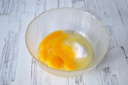 название картинки Шарлотка с яблоками в сметане в духовке