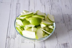 название картинки Шарлотка с яблоками в сметане в духовке