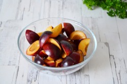 Шарлотка со сливами