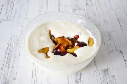 Шарлотка со сливами