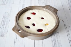 Шарлотка со сливами