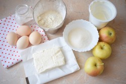 название картинки Шарлотка творожная с яблоками в духовке