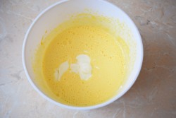 название картинки Шарлотка творожная с яблоками в духовке