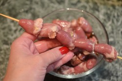 Шашлык из куриных сердечек на мангале