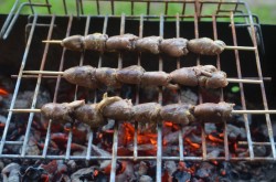 Шашлык из куриных сердечек на мангале