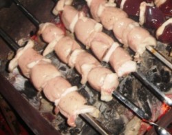 Шашлык из бараньих яиц сочный на мангале - шаг 5 Шашлык из бараньих яиц сочный на мангале - шаг 5