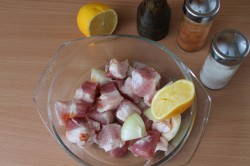 название картинки Шашлык из свинины с лимоном и луком мягкий