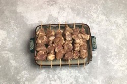 название картинки Шашлык на шпажках из свинины в духовке