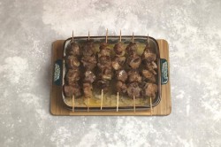 название картинки Шашлык на шпажках из свинины в духовке