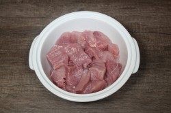 название картинки Шашлык на сковороде из свинины на шпажках