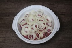 название картинки Шашлык на сковороде из свинины на шпажках