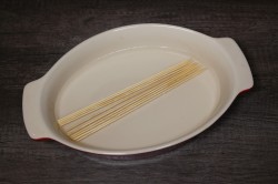 название картинки Шашлык на сковороде из свинины на шпажках