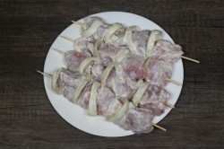 название картинки Шашлык на сковороде из свинины на шпажках