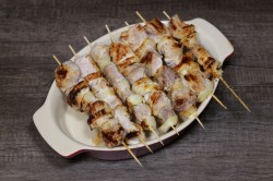 название картинки Шашлык на сковороде из свинины на шпажках