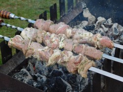 название картинки Шашлык по кавказски из свинины на мангале