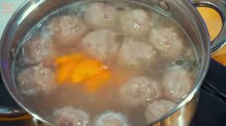 название картинки Щавелевый летний суп с фрикадельками и яйцом