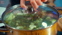 название картинки Щавелевый летний суп с фрикадельками и яйцом