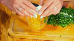 название картинки Щавелевый летний суп с фрикадельками и яйцом