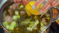 название картинки Щавелевый летний суп с фрикадельками и яйцом