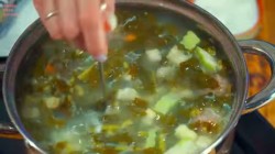 название картинки Щавелевый летний суп с фрикадельками и яйцом