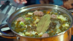 название картинки Щавелевый летний суп с фрикадельками и яйцом