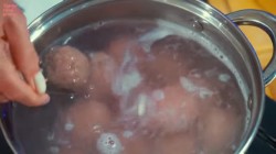 название картинки Щавелевый летний суп с фрикадельками и яйцом