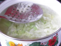 Щи из молодой капусты с курицей