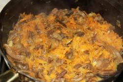 Постные щи из свежей капусты с сушеными грибами