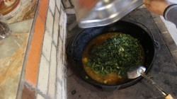 Щи весенние, постные из крапивы и щавеля в казане на костре